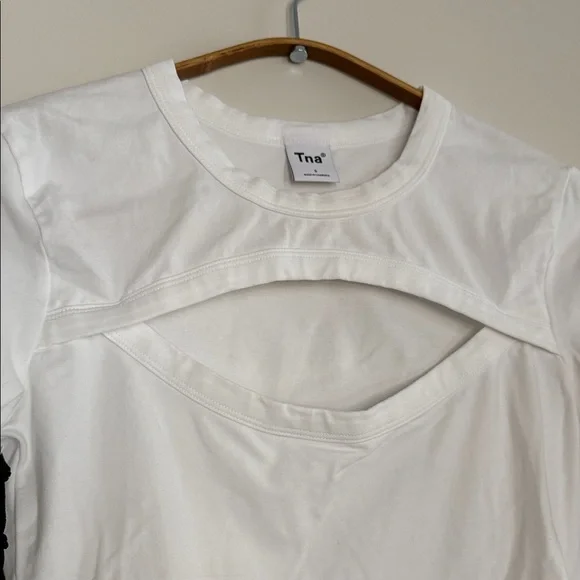 BNWT TNA White Cut-Out Long Sleeve Crop Top - Picture 4 of 4